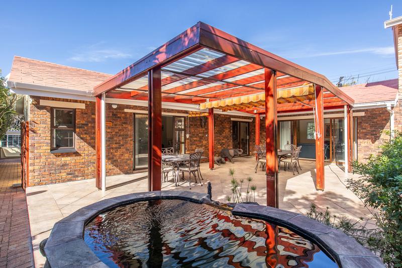 4 Bedroom Property for Sale in Bergvliet Western Cape